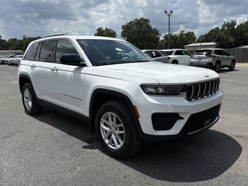 Used 2024 Jeep Grand Cherokee Laredo X w/ Luxury Tech Group I AWD/4WD image 7