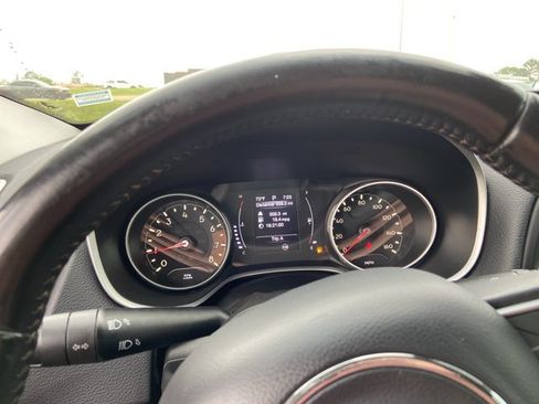 Used 2019 Jeep Compass Latitude FWD image 24