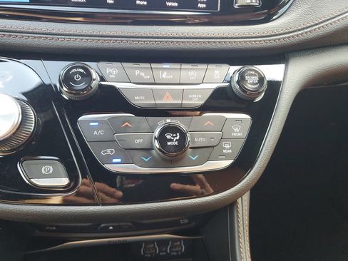 Used 2024 Chrysler Pacifica Pinnacle w/ Trailer Tow Group AWD/4WD image 23