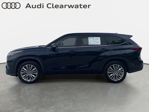 Used 2023 Toyota Highlander Platinum FWD image 2
