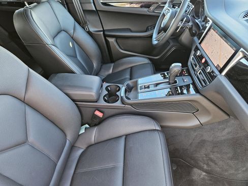 Certified 2025 Porsche Macan image 15