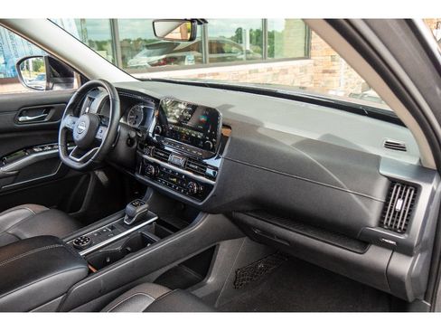 Used 2023 Nissan Pathfinder SL w/ Black Appearance Package AWD/4WD image 13