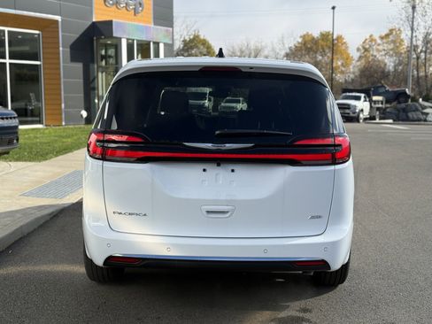 New 2026 Chrysler Pacifica Select image 3