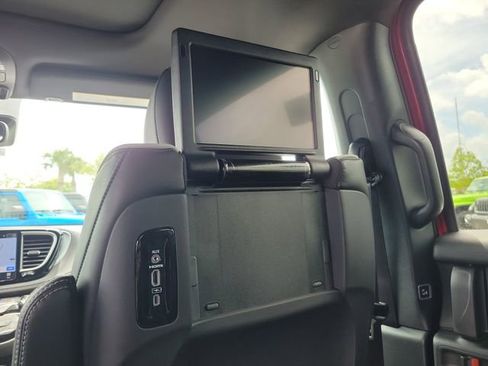 New 2026 Chrysler Pacifica Limited image 10