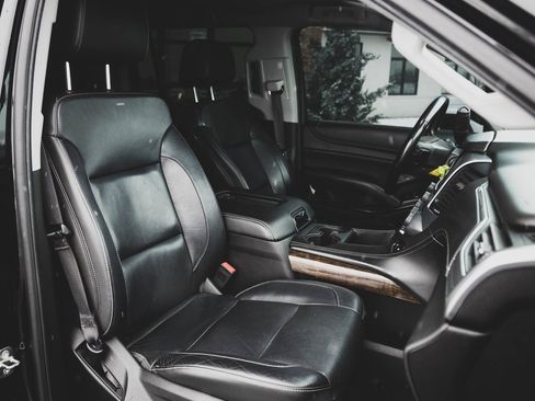 Used 2018 Chevrolet Suburban LT image 32