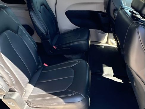 Used 2023 Chrysler Pacifica Touring-L FWD image 17