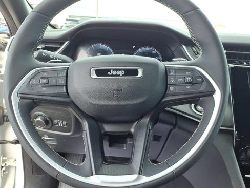 Used 2023 Jeep Grand Cherokee Altitude AWD/4WD image 16