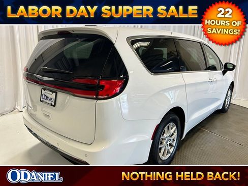 Used 2025 Chrysler Pacifica Select FWD image 27