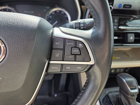 Used 2023 Toyota Highlander XLE FWD image 33