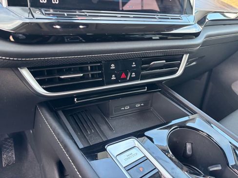 Used 2025 Volkswagen Atlas SE FWD image 19