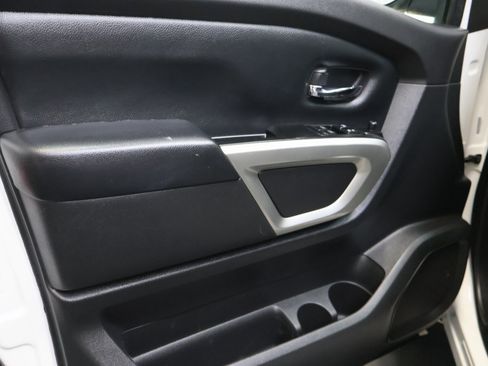 Used 2022 Nissan Titan SV image 15