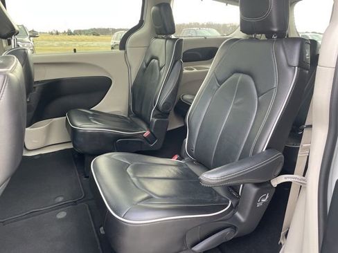 Used 2024 Chrysler Pacifica Limited FWD image 14