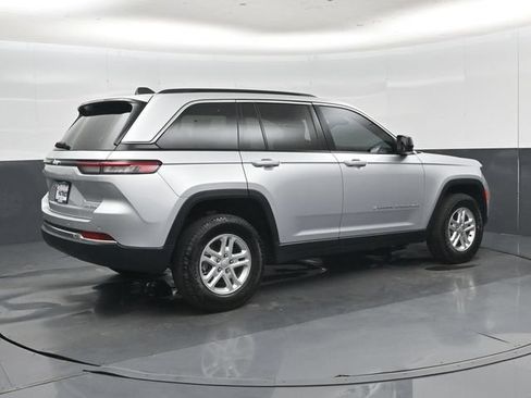 Used 2025 Jeep Grand Cherokee Laredo AWD/4WD image 29