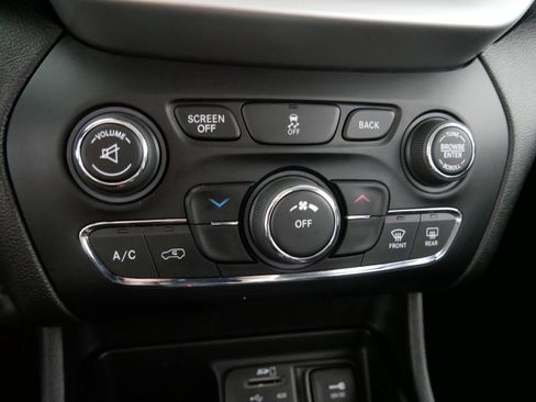 Used 2018 Jeep Cherokee Latitude Plus w/ Cold Weather Group image 23