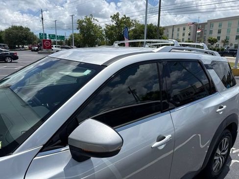 Used 2023 Nissan Pathfinder SL FWD image 12