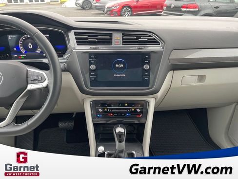 Used 2023 Volkswagen Tiguan SE w/ Panoramic Sunroof Package image 18