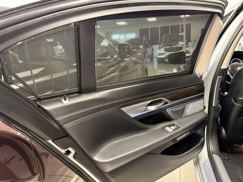 Used 2018 BMW 750i RWD image 11
