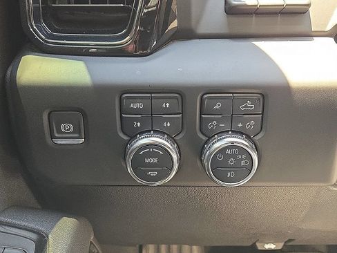 Used 2024 GMC Sierra 2500 AT4 w/ AT4 Premium Plus Package AWD/4WD image 23