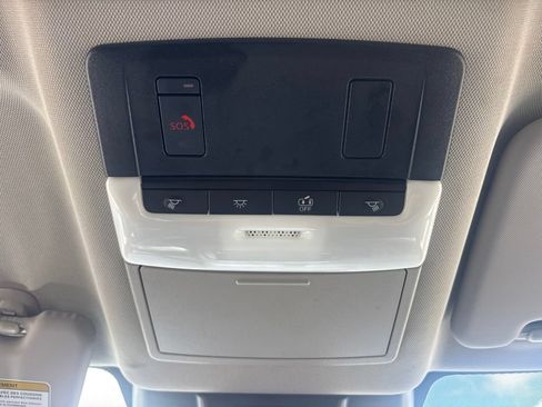 Used 2025 Nissan Rogue SV FWD image 30