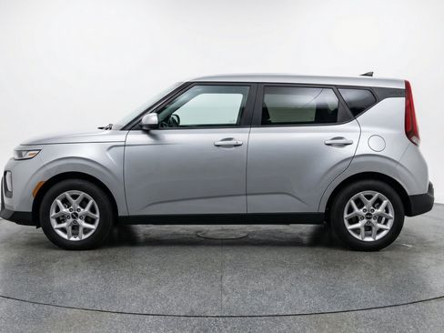Used 2025 Kia Soul LX w/ LX Technology Package FWD image 5