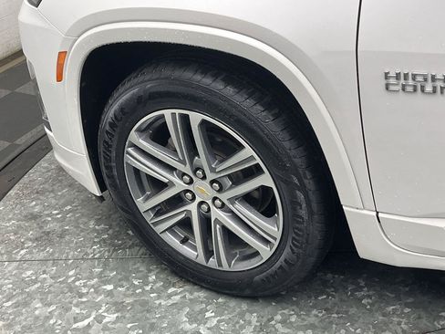 Certified 2023 Chevrolet Traverse High Country AWD/4WD image 38
