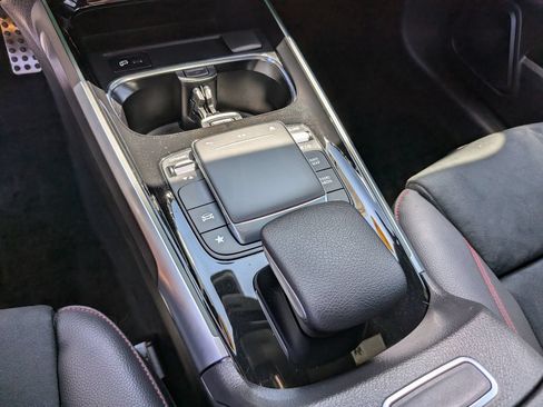 Used 2023 Mercedes-Benz GLB 250 image 26