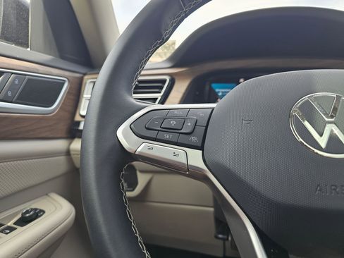 Used 2024 Volkswagen Atlas SE w/ Panoramic Sunroof Package AWD/4WD image 34
