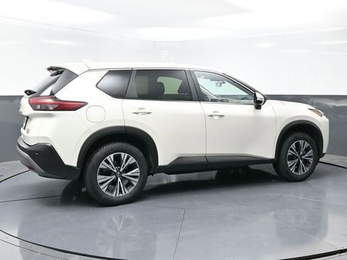Used 2023 Nissan Rogue SV image 3