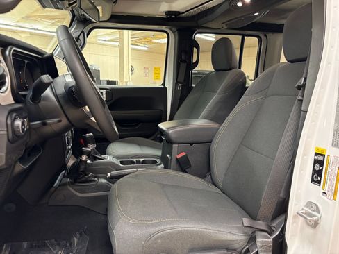 Used 2025 Jeep Wrangler Unlimited Sahara AWD/4WD image 27