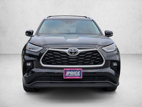 Used 2021 Toyota Highlander XLE image 2