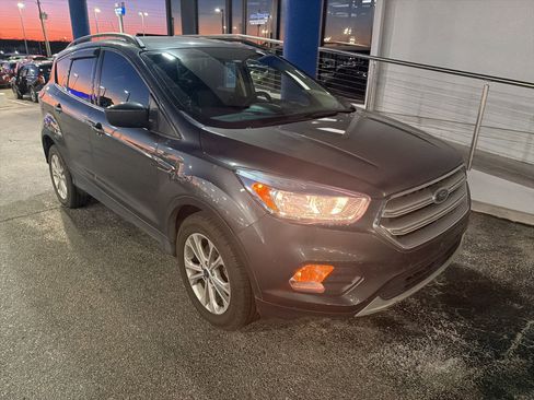 Used 2018 Ford Escape SE image 2