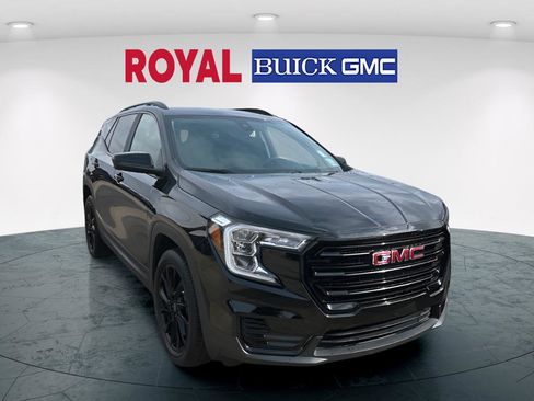 Used 2023 GMC Terrain SLE w/ Driver Convenience Package image 3