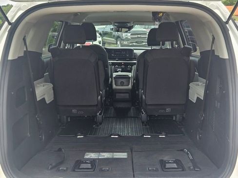 Used 2023 Kia Carnival LX image 12