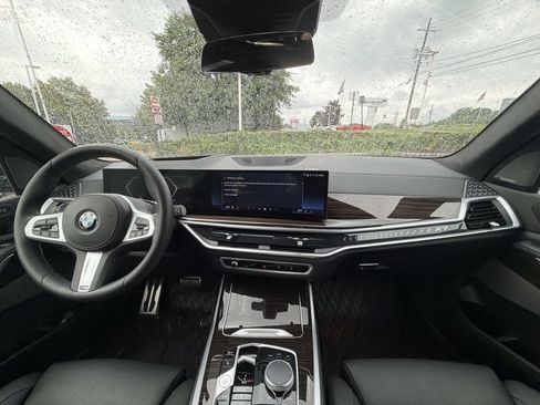 Used 2024 BMW X7 xDrive40i w/ M Sport Package AWD/4WD image 18