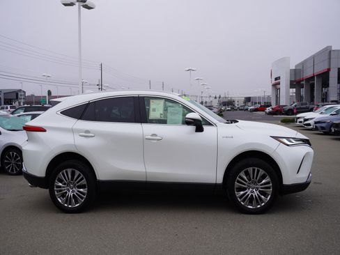 Used 2021 Toyota Venza XLE w/ Carpet Mat Package (TMS) image 4