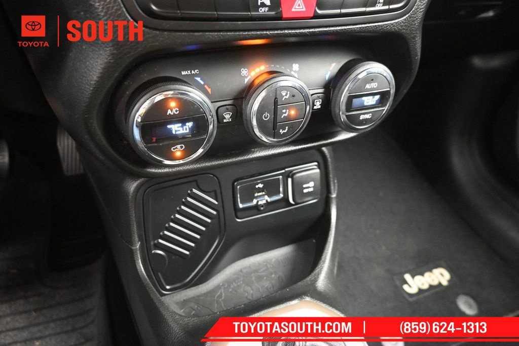 Used 2016 Jeep Renegade Latitude w/ Safety & Security Group FWD image 19