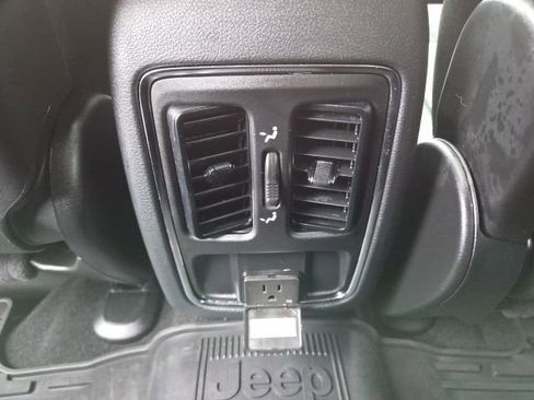 Used 2020 Jeep Grand Cherokee Altitude image 34