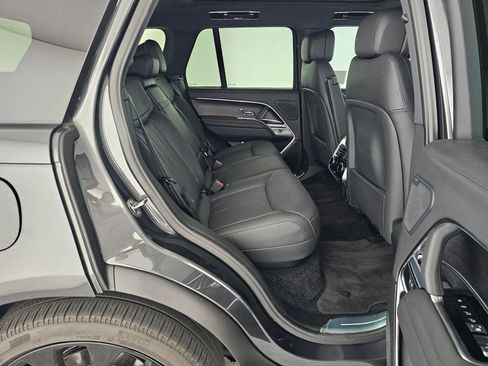 Used 2025 Land Rover Range Rover SE AWD/4WD image 12