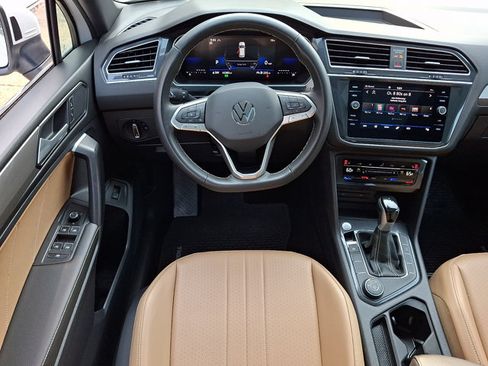 Used 2024 Volkswagen Tiguan SE AWD/4WD image 12