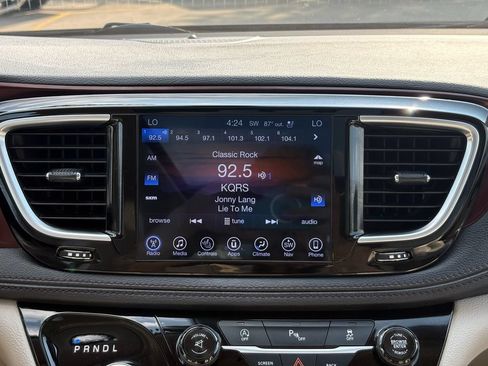Used 2017 Chrysler Pacifica Limited FWD image 19