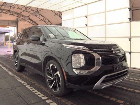 Used 2024 Mitsubishi Outlander SE Black Edition image 4