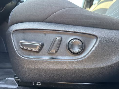 Used 2022 Toyota RAV4 SE w/ Convenience Package image 12