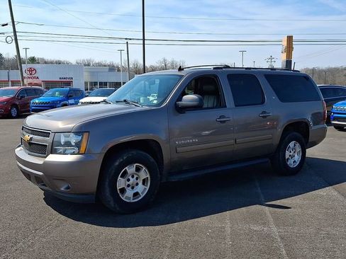 Used 2014 Chevrolet Suburban LT image 3