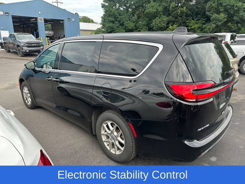 Used 2025 Chrysler Pacifica Select FWD image 5