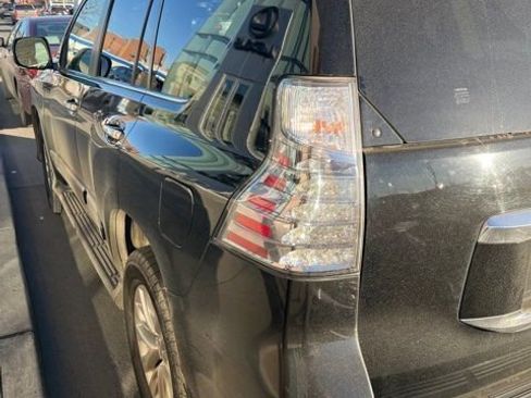 Used 2016 Lexus GX 460 image 4