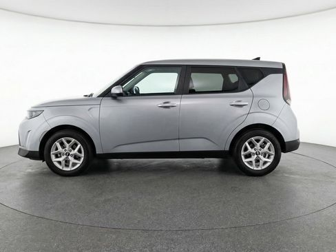Used 2025 Kia Soul LX w/ LX Technology Package FWD image 5