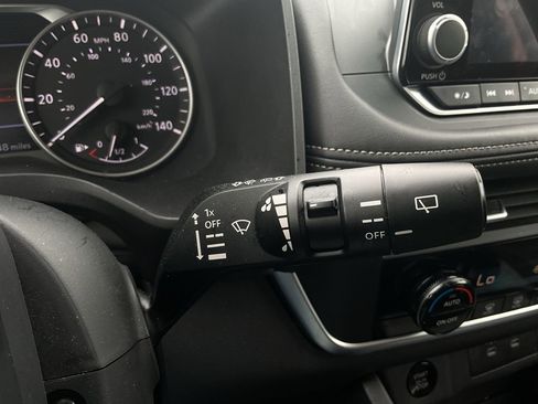 Used 2025 Nissan Rogue SV FWD image 34