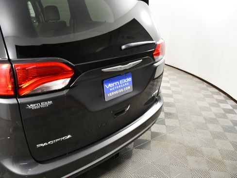 Used 2017 Chrysler Pacifica Limited FWD image 15