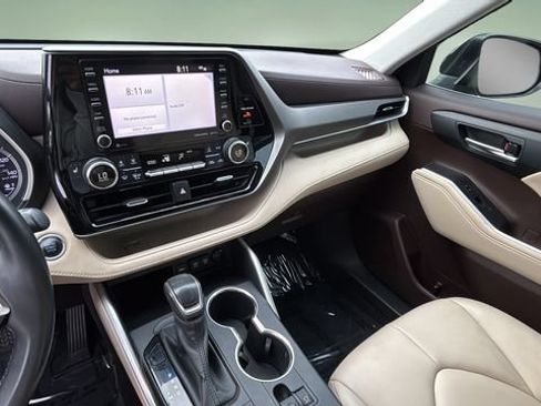 Used 2020 Toyota Highlander XLE FWD image 25