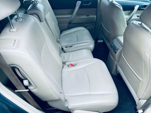 Used 2012 Toyota Highlander SE image 17